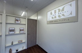 店内入り口（ARCロゴ）