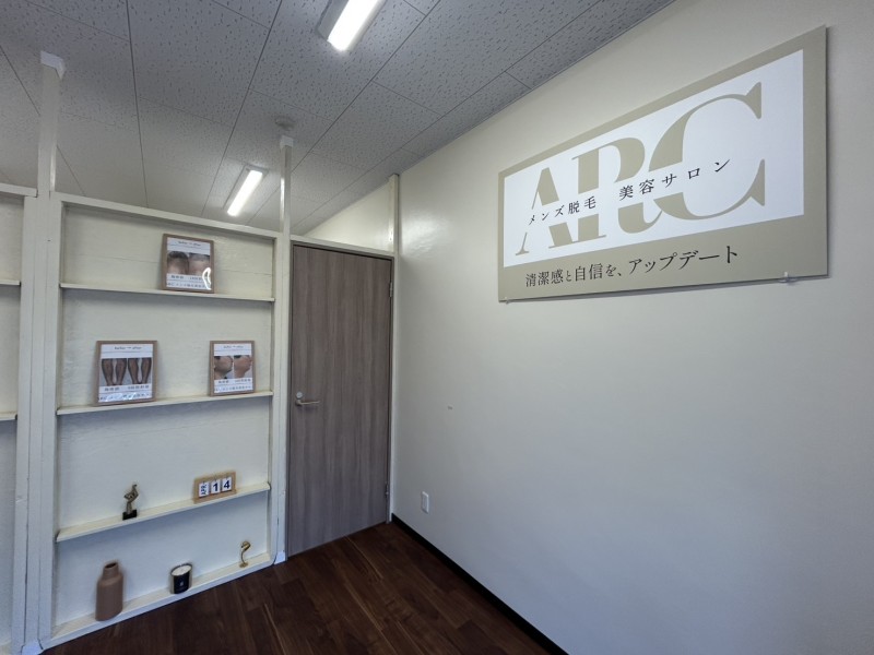 店内入り口（ARCロゴ）
