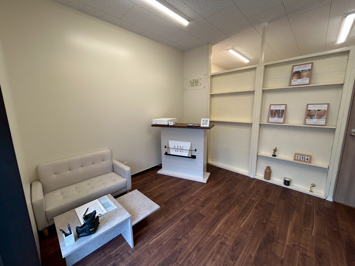 受付カウンター、待合室