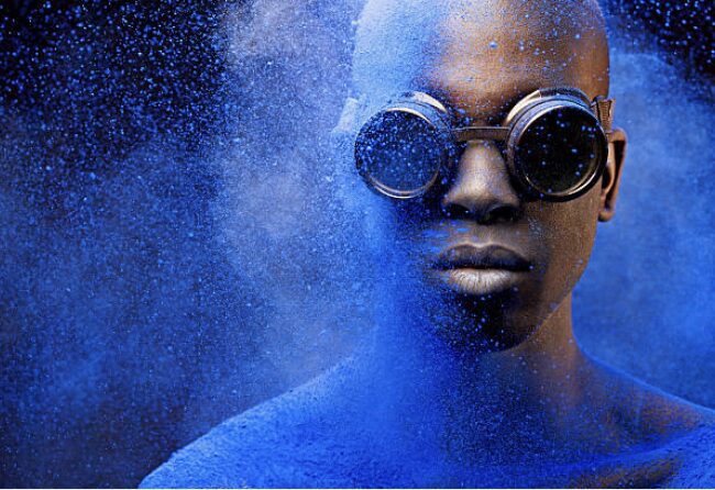 クールでアートな男性