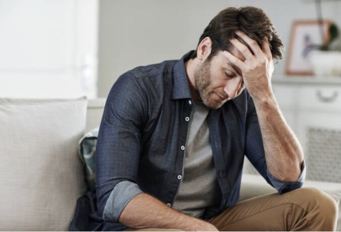 落ち込む男性